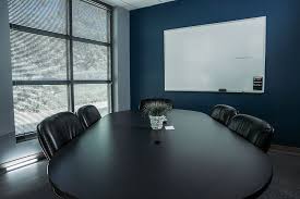 Salle de réunion avec écran et micro
